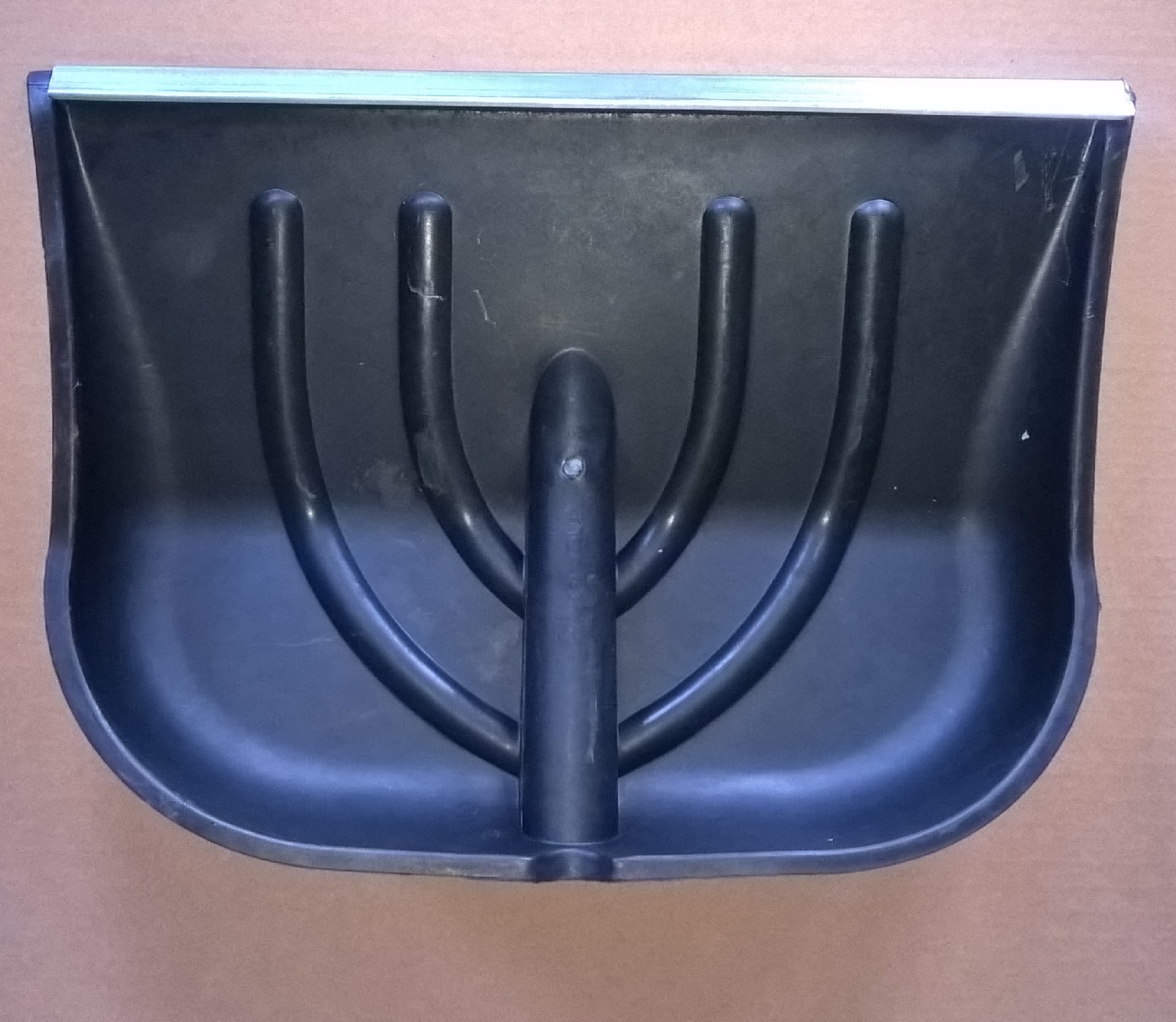 Лопата снеговая пласт. №2 410х360мм с алюм. планкой без черенка