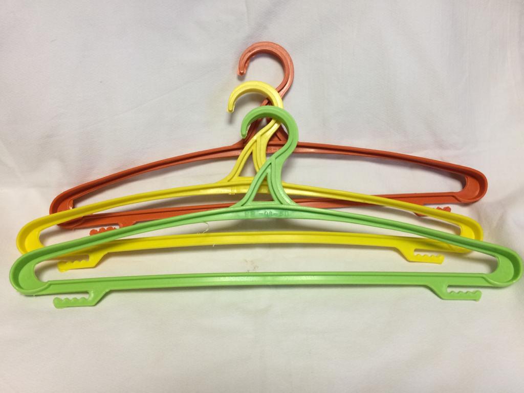 Вешалка-плечики пласт. цветная р.46-48 ВП