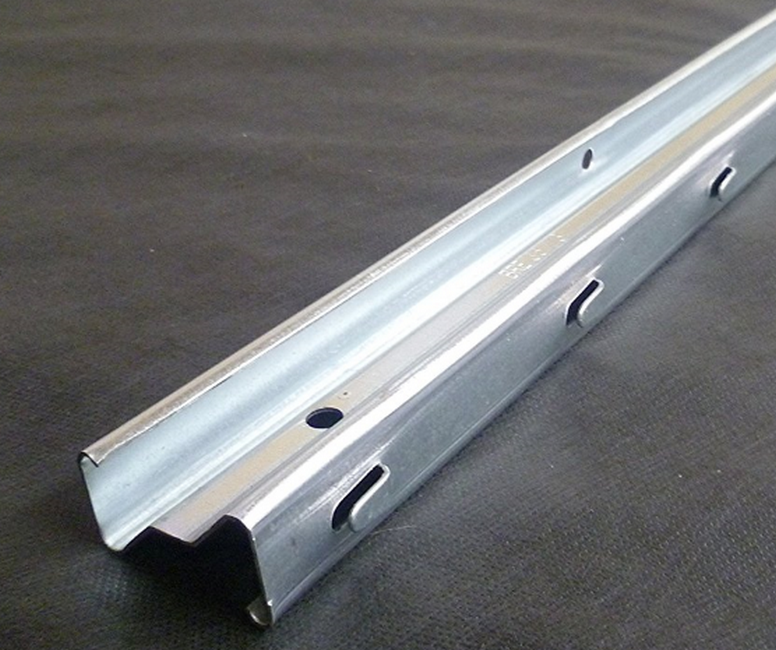 Столб холоднокатанный с интегрированным  крепежом 2,4м металлический