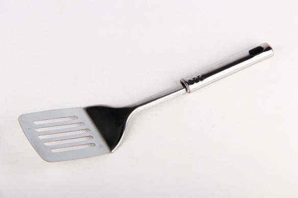 ЛОПАТКА МЕТАЛЛИЧЕСКАЯ С ОТВЕРСТИЯМИ 32СМ АРТ. L032