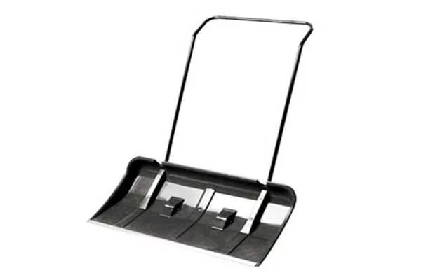 ДВИЖОК ДЛЯ СНЕГА 820Х450ММ НА КОЛЕСИКАХ С МЕТАЛ.РУЧКОЙ