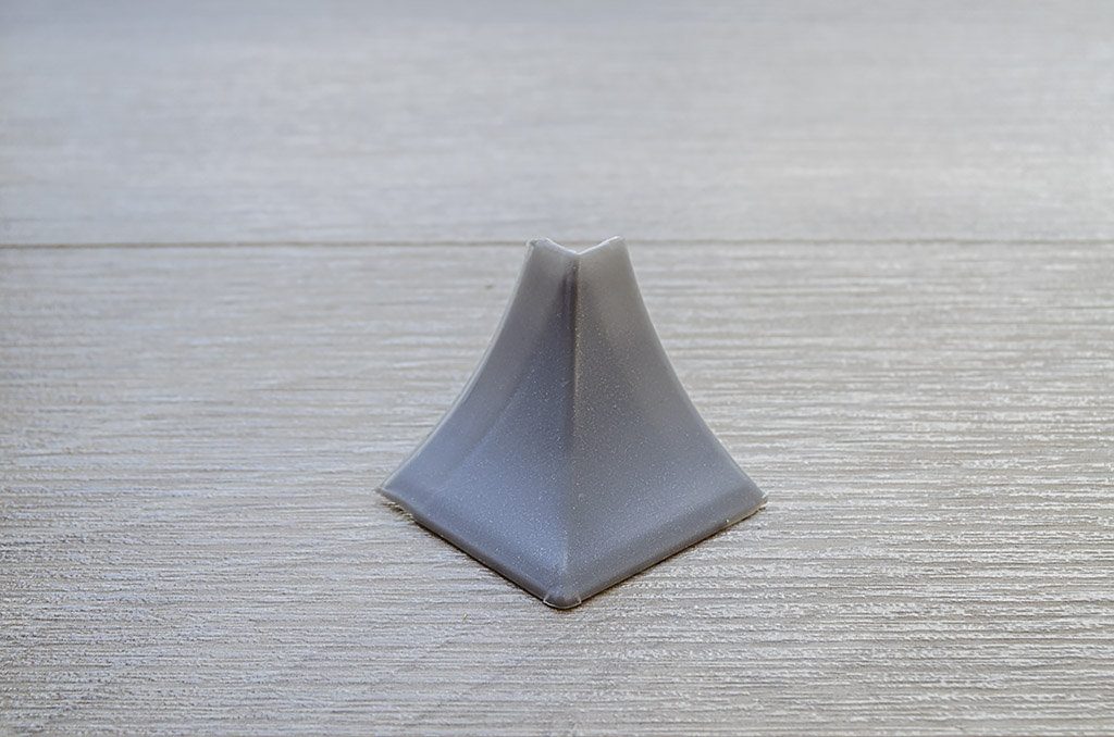 Угол нар. к плинтусу для столешницы Идеал мрамор светло-серый (111)